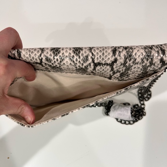 Crossbody bag with animal skin comes with chain strap - Picture 4 of 5